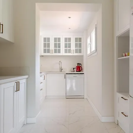 Comfortable And New Near The Sea!